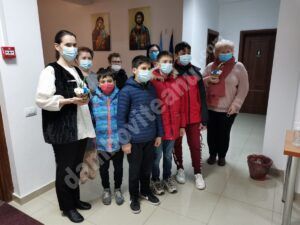 Read more about the article ARHIEPISCOPIA TÂRGOVIȘTEI: MĂRȚIȘOARE OFERITE DE COPIII ÎNGRIJIȚI ÎN CADRUL APARTAMENTULUI SOCIAL PROTEJAT SF. IER. NICOLAE 