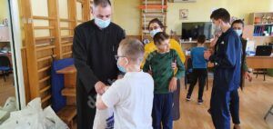 Read more about the article ARHIEPISCOPIA TÂRGOVIȘTEI A OFERIT DARURI BENEFICIARILOR CENTRULUI DE ZI PENTRU PERSOANE CU DIZABILITĂȚI DIN TÂRGOVIȘTE