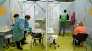 Read more about the article Echipele mobile arondate Spitalului Universitar de Urgenţă Militar Central „Dr. Carol Davila” efectuează, la cererea DSP, vaccinări în zonele greu accesibile din Dâmboviţa