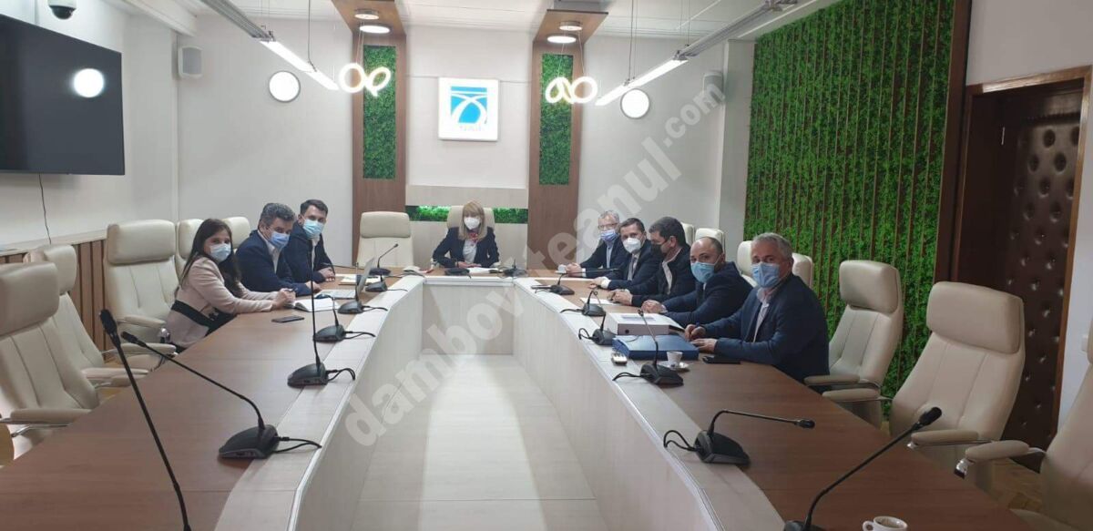 You are currently viewing Corneliu Ștefan a mers la București pentru a susține investiții de sute de milioane de euro pentru județul Dâmbovița. A venit cu vești bune…