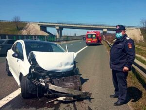 Read more about the article Două cadre de la ISU ,,Basarab I” au intervenit în cazul unui accident rutier produs pe autostrada A1 între Sibiu și Deva