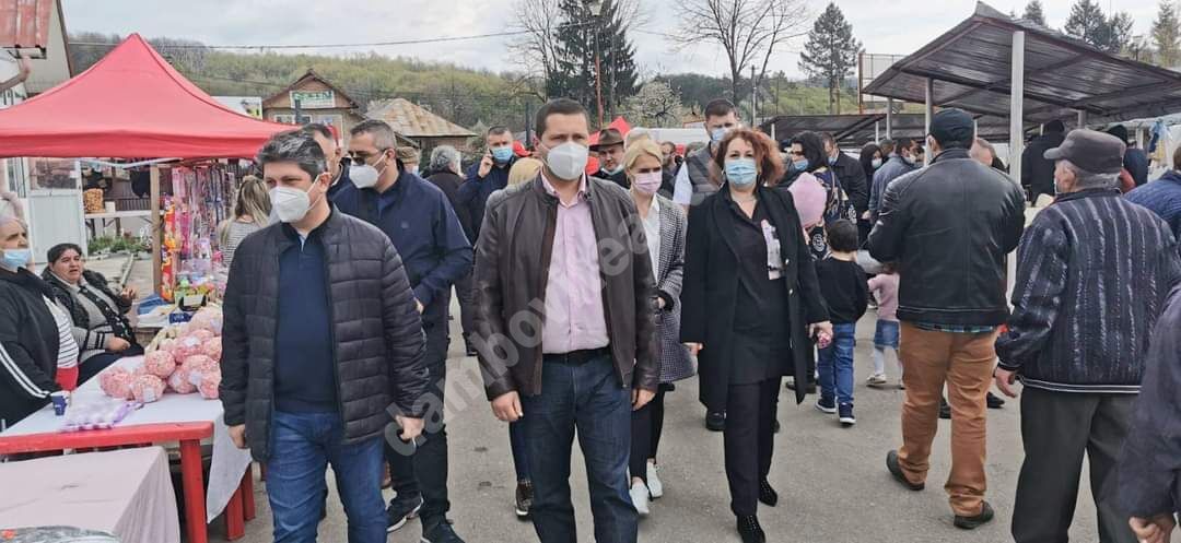 You are currently viewing Târgul de Florii de la Voinești a adunat și anul acesta sute de localnici de pe Valea Dâmboviței