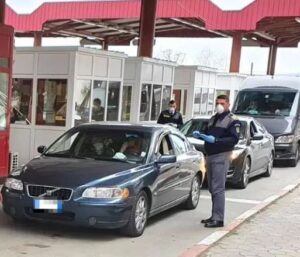 Read more about the article Mii de mașini la Nădlac, majoritatea cu români din Germania, care nu știau că trebuie să intre în carantină