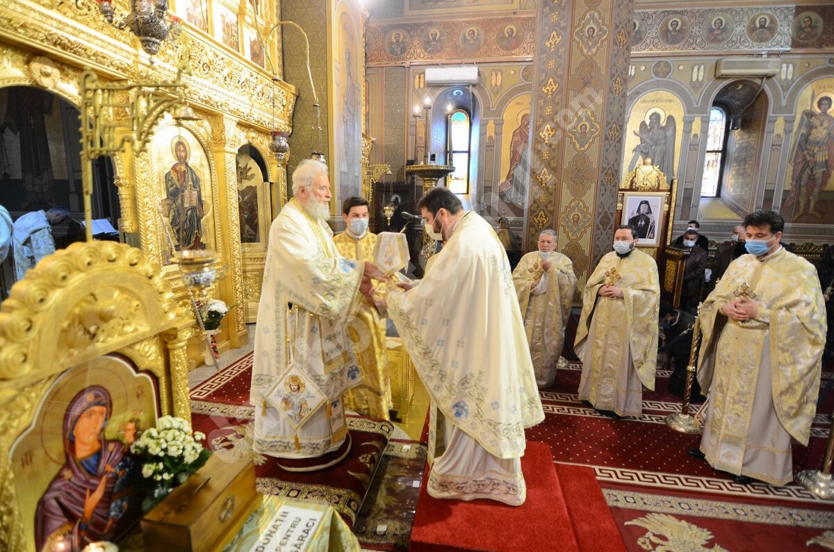 You are currently viewing SLUJIRE ARHIREASCĂ LA CATEDRALA DIN TÂRGOVIȘTE ÎN DUMINICA A PATRA A SFÂNTULUI ȘI MARELUI POST  -PRIN CREDINȚĂ TARE BIRUIM ÎNCERCĂRILE VIEȚII-