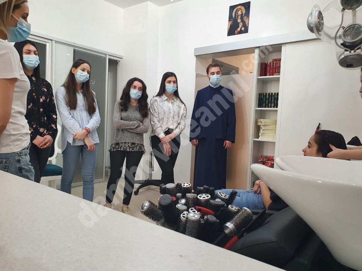 You are currently viewing Inedit! Tinerii Comitetului parohial de la Vulcana Pandele au participat la un workshop de styling!