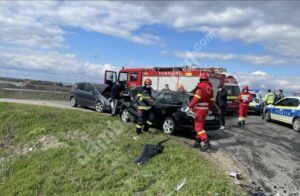 Read more about the article DÂMBOVIȚA: Două autoturisme implicate într-un accident rutier, la Petrești!