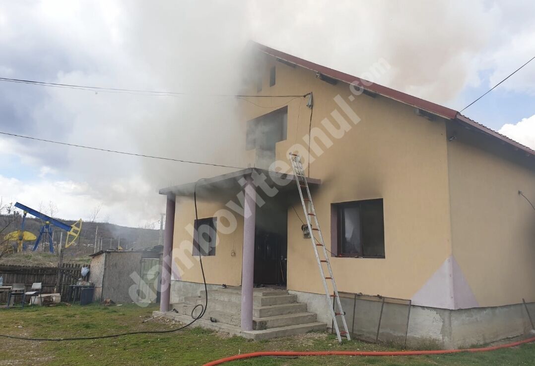 You are currently viewing DÂMBOVIȚA: O banală priză defectă, a dus la incendierea unei case!