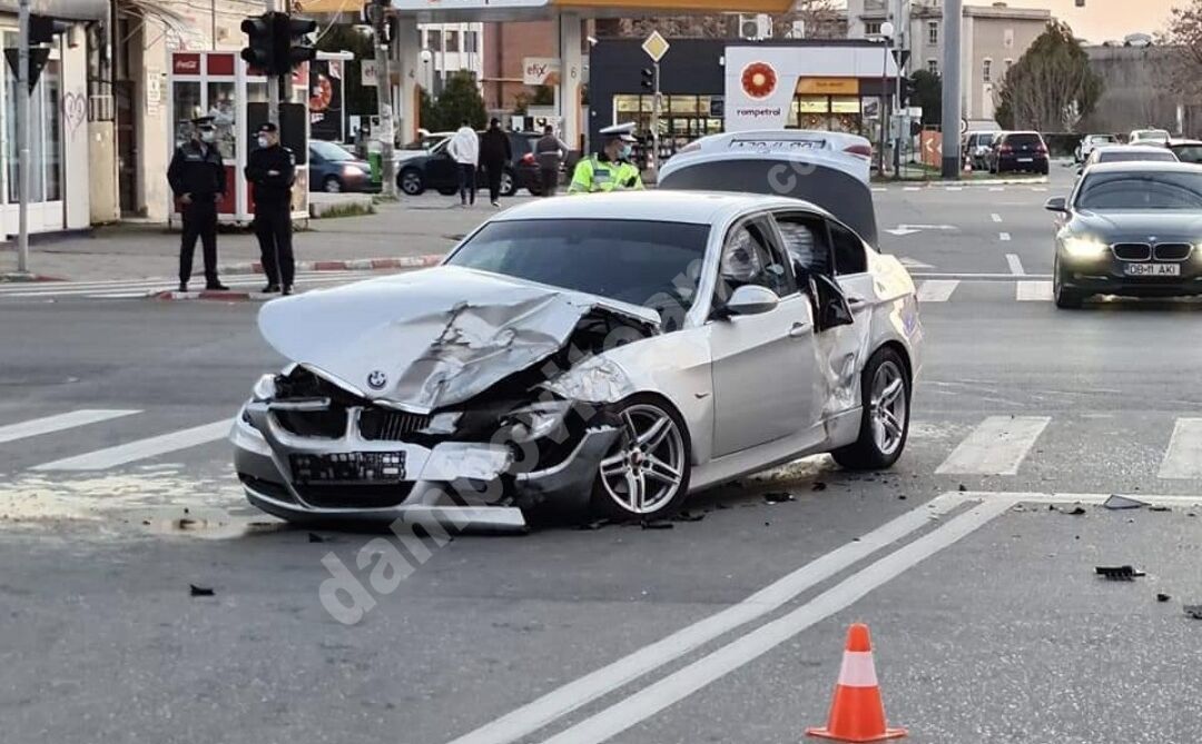 You are currently viewing Doi tineri șoferi implicați într-un accident rutier, în centrul municipiului Târgoviște!