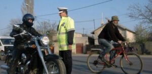 Read more about the article Vezi care sunt recomandările polițiștilor pentru motocicliști și bicicliști!