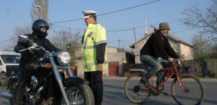 You are currently viewing Vezi care sunt recomandările polițiștilor pentru motocicliști și bicicliști!
