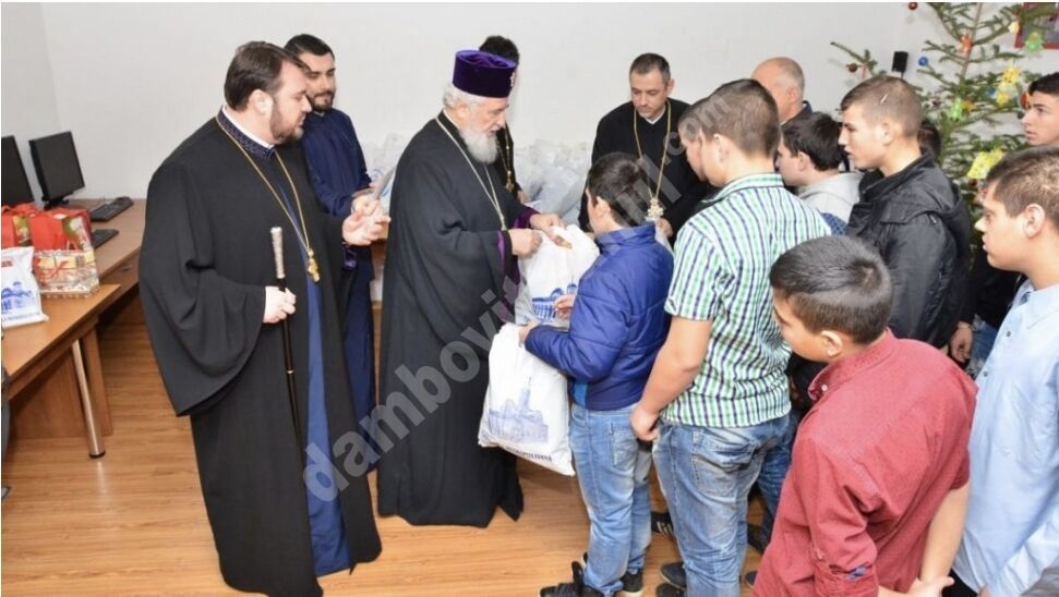 You are currently viewing ARHIEPISCOPIA TÂRGOVIȘTEI: 50 DE COPII AJUTAȚI ÎN CADRUL PROIECTULUI “ÎMBRACĂ UN COPIL DE PAȘTI ÎN HAINE NOI”