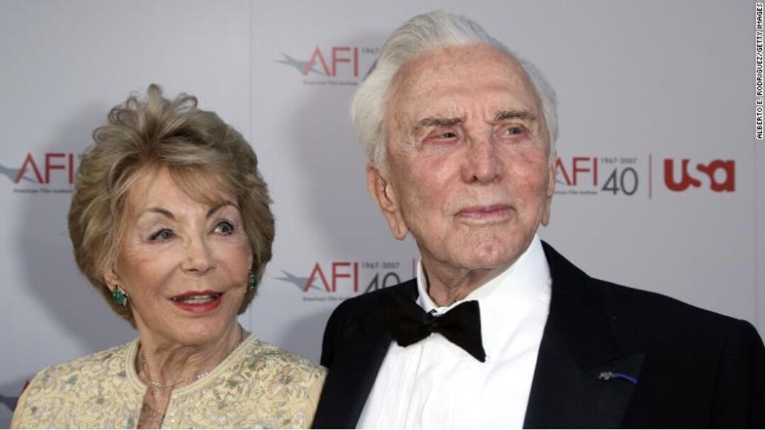 You are currently viewing Mama vitregă a actorului Michael Douglas a murit la vârsta de 102 ani