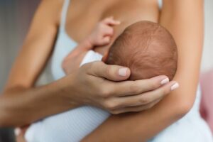Read more about the article Copilul alăptat se imunizează de la mamă, dacă aceasta a fost vaccinată?