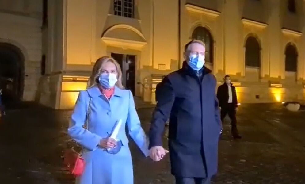 You are currently viewing Președintele Klaus Iohannis și soția sa au participat la slujba de Înviere de la Biserica Romano-Catolică din Piaţa Mare a Sibiului