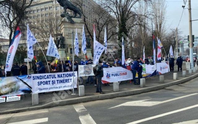You are currently viewing Protest al sindicaliștilor de Ziua Sportului, în faţa ministerului de resort. Protestatarii reclamă finanţări „sub limita sărăciei”