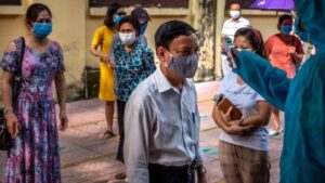 Read more about the article Vietnamul, îngrijorat de noua variantă de coronavirus, o combinație între tulpina britanică și cea indiană, care se răspândește cu rapiditate prin aer