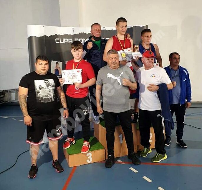 You are currently viewing Pugiliștii Clubului Sportiv Târgoviște, de trei ori pe podium la Cupa României pentru cadeți. Raul Voicu a cucerit aurul