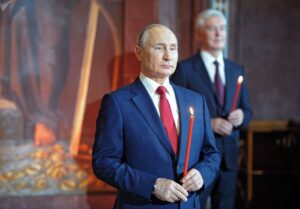 Read more about the article Vladimir Putin a participat la slujba de Paști care a avut loc la Catedrala lui Hristos Mântuitorul din Moscova