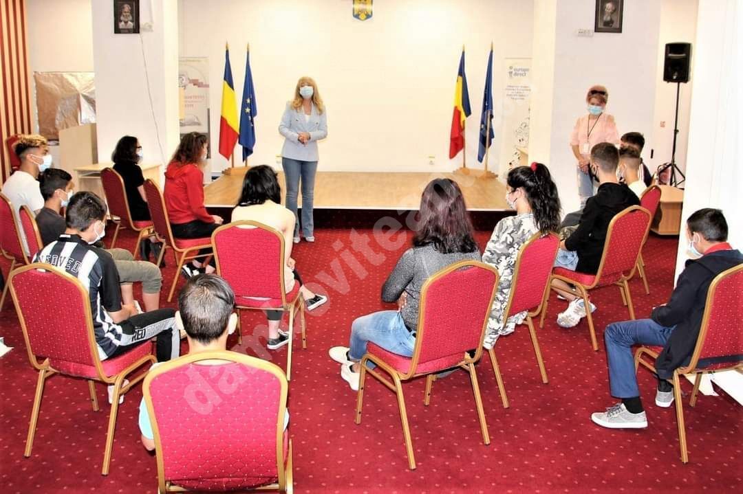 You are currently viewing Incursiune în lumea cărților, pentru beneficiarii Direcției Generale de Asistență Socială și Protecția Copilului Dâmbovița