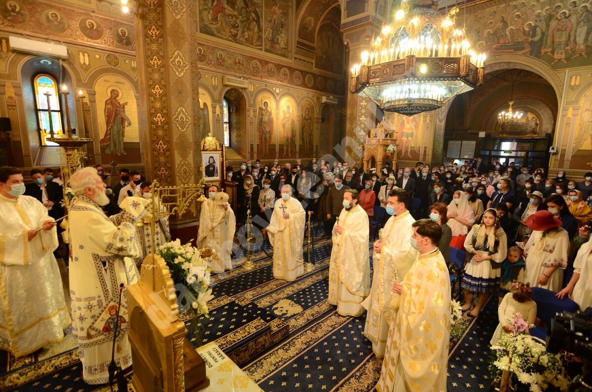 You are currently viewing SLUJIRE ARHIEREASCĂ LA CATEDRALA DIN TÂRGOVIȘTE ÎN DUMINICA SF. AP. TOMA