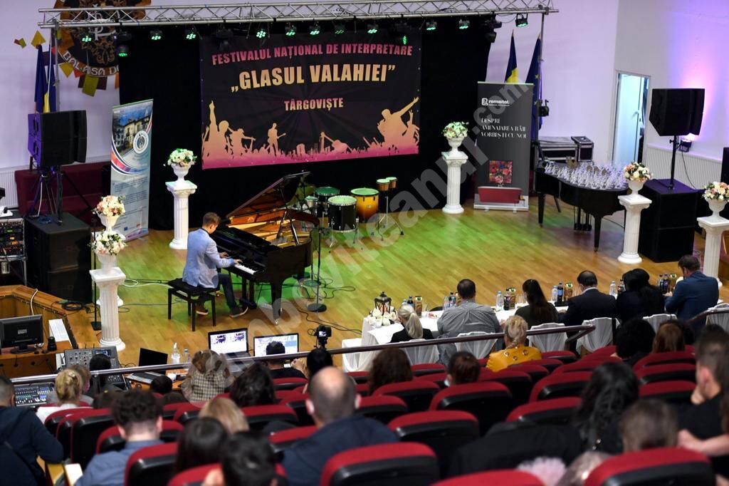 You are currently viewing LA TÂRGOVIȘTE A DEBUTAT FESTIVALUL NAȚIONAL „GLASUL VALAHIEI”