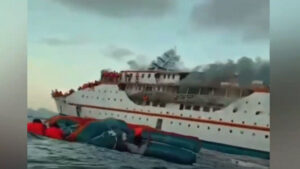 Read more about the article Un feribot cu 200 de persoane la bord a luat foc, în Indonezia
