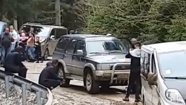 You are currently viewing Zeci de mașini bocate în noroi pe drumul spre Padina