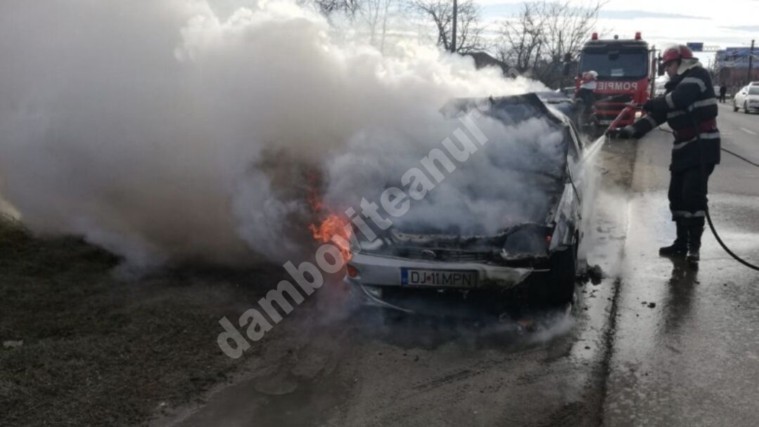 You are currently viewing Mașină cuprinsă de flăcări, la Jugureni! O persoană a fost rănită!