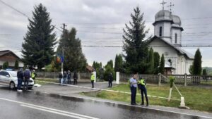 Read more about the article Argeș: Un bărbat și-a ucis soția și copilul, în curtea bisericii