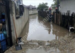 Read more about the article Gospodărie inundată în localitatea Românești – Dâmbovița! Pompierii intervin de urgență!