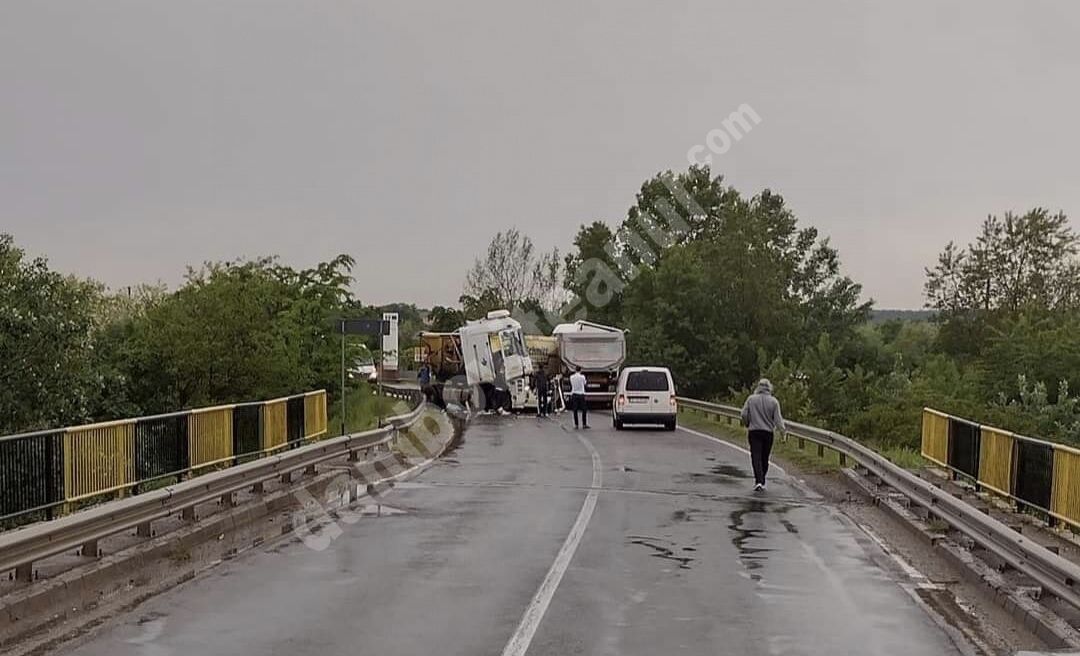 You are currently viewing Două mașini de mare tonaj au intrat în coliziune în comuna Cornești! Două persoane sunt rănite!