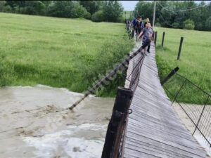 Read more about the article Puntea dintre Dobra și Mărcești, un pericol! Primarul Daniel Nica atenționează cetățenii!