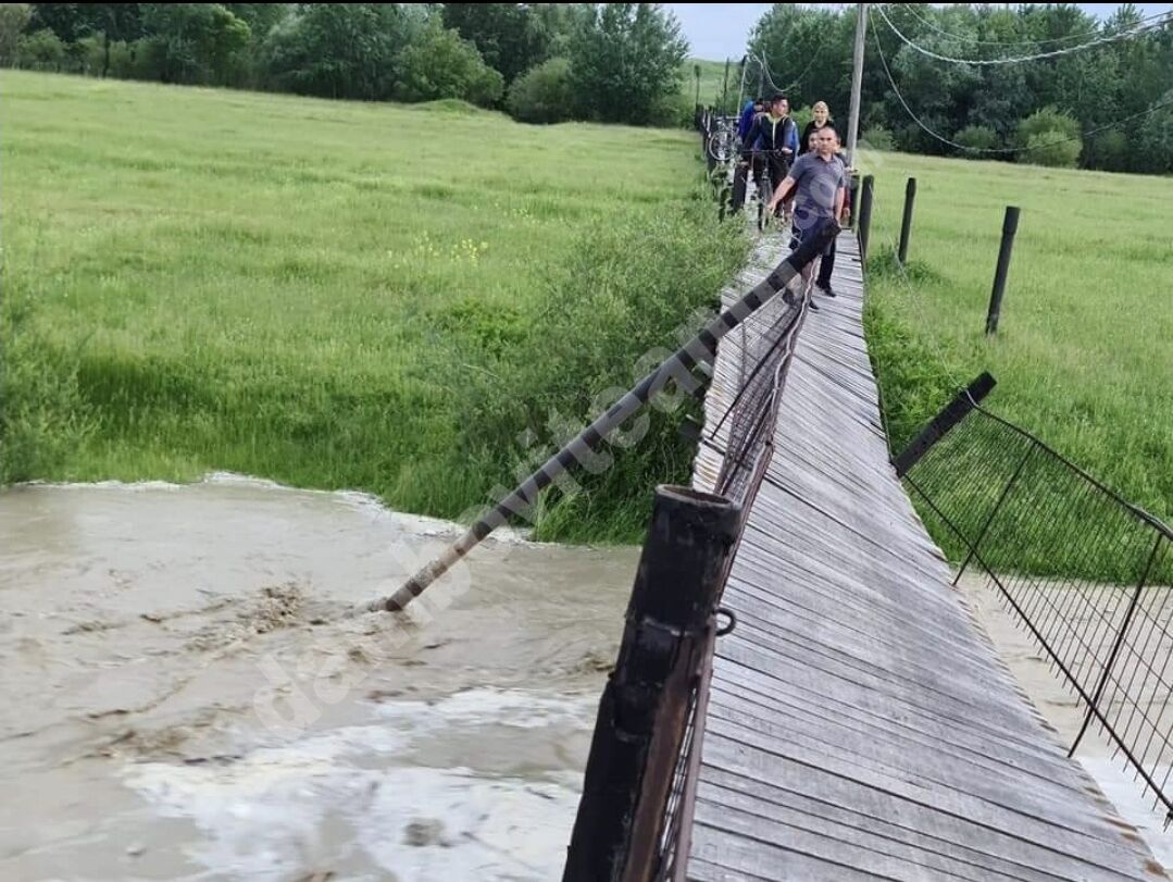 You are currently viewing Puntea dintre Dobra și Mărcești, un pericol! Primarul Daniel Nica atenționează cetățenii!