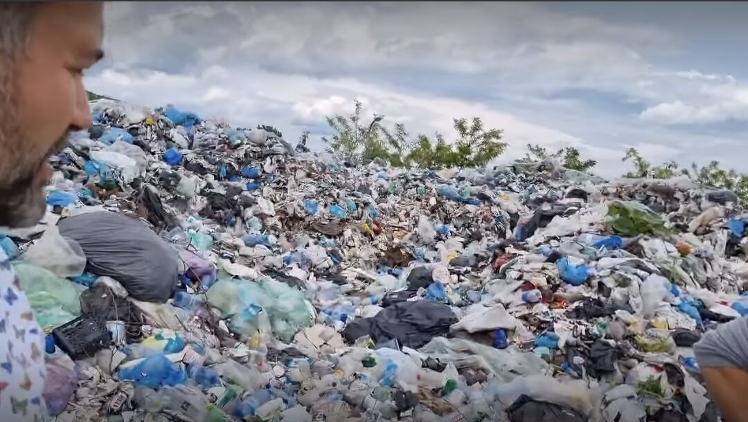You are currently viewing Munți de gunoaie au fost descoperite de șeful Gărzii de Mediu,  lângă orașul Urlați, în Prahova