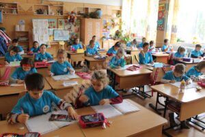Read more about the article Peste 3500 de elevi au fost admiși în școlile dâmbovițene, după prima etapă de înscriere la clasa pregătitoare