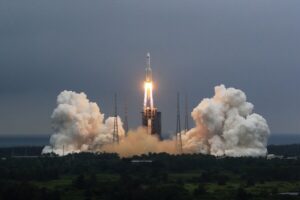 Read more about the article Resturile rachetei chineze scăpată de sub control s-au prăbușit în această dimineață în Oceanul Indian, la vest de Maldive