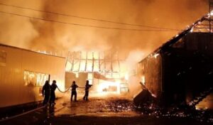 Read more about the article Incendiu violent la o fabrică de mobilă din Reghin