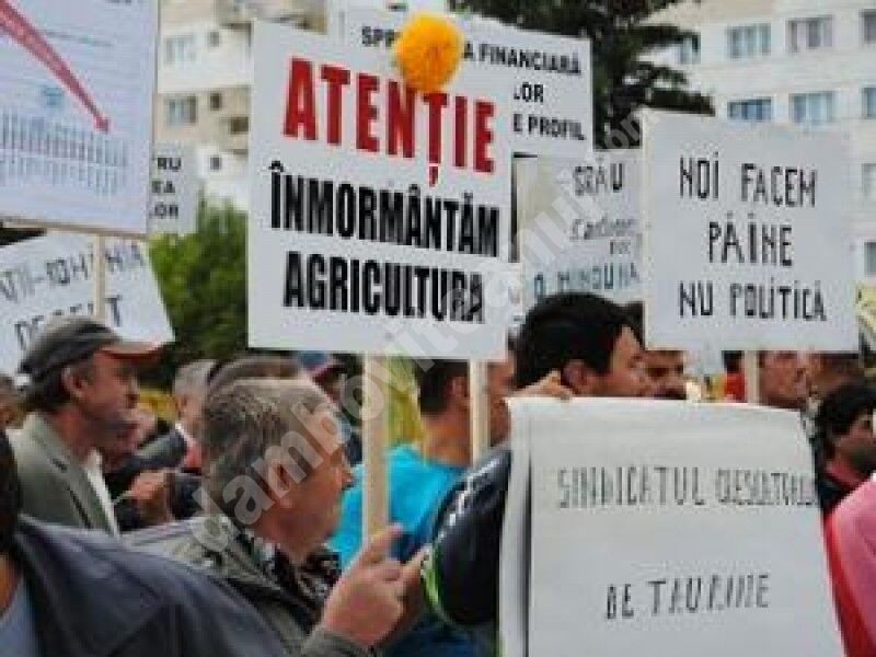 You are currently viewing Marş de protest al tractoarelor, organizat miercuri, în jurul Palatului Parlamentului