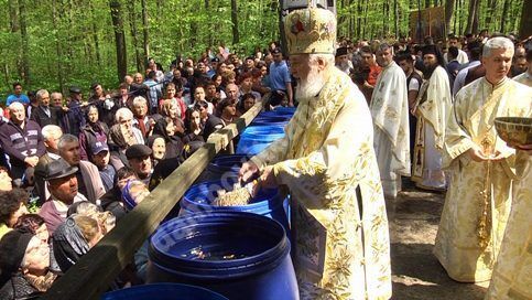 You are currently viewing Tradiții și obiceiuri de Izvorul Tămăduirii