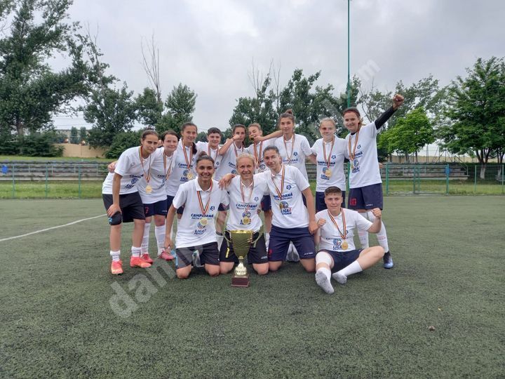 You are currently viewing Echipa de fotbal feminin CSȘ Târgoviște a promovat în Liga 1