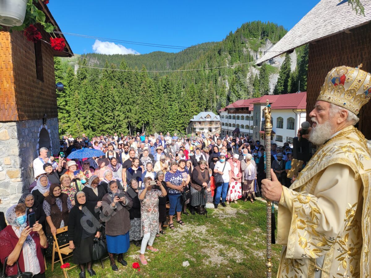 You are currently viewing FOARTE MULȚI CREDINCIOȘI AU AJUNS ASTĂZI LA MĂNĂSTIREA PEȘTERA IALOMIȚEI, LA SLUJBA SĂVÂRȘITĂ DE MITROPOLITUL NIFON