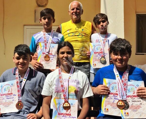 You are currently viewing Cei mai mici sportivi de la CS Târgoviște, de șase ori pe podium la Campionatul Național de lupte pe plajă