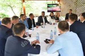 Read more about the article Primarii dâmbovițeni au dezbătut, astăzi alături de Marcel Ciolacu subiectul „vinerea verde”