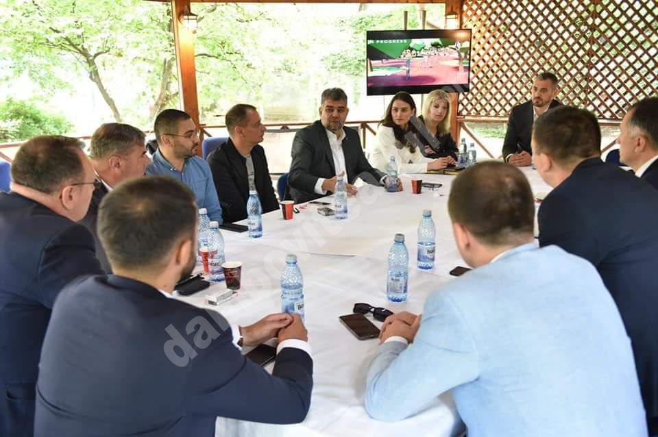You are currently viewing Primarii dâmbovițeni au dezbătut, astăzi alături de Marcel Ciolacu subiectul „vinerea verde”