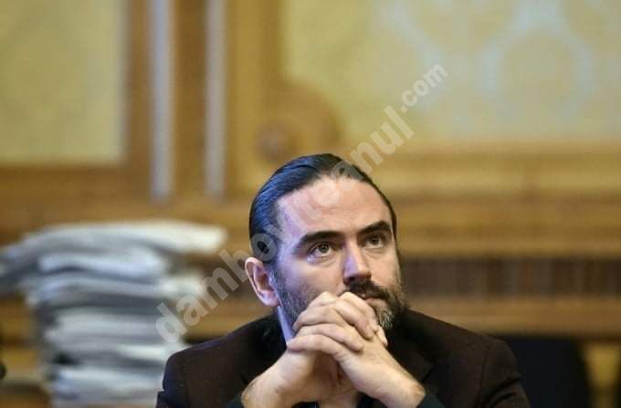 You are currently viewing Politicianul Liviu Pleșoianu deplânge „ființa omului, ființa românească și distrugerea ambelor prin largul concurs al unor pămpălăi PENIBILI care NU au ce căuta în funcțiile alea unde i-au trimis oamenii”