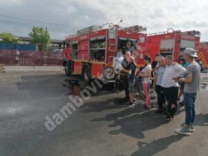 Read more about the article Tinerii din sistemul de protecție socială dâmbovițean au fost pompieri pentru o zi