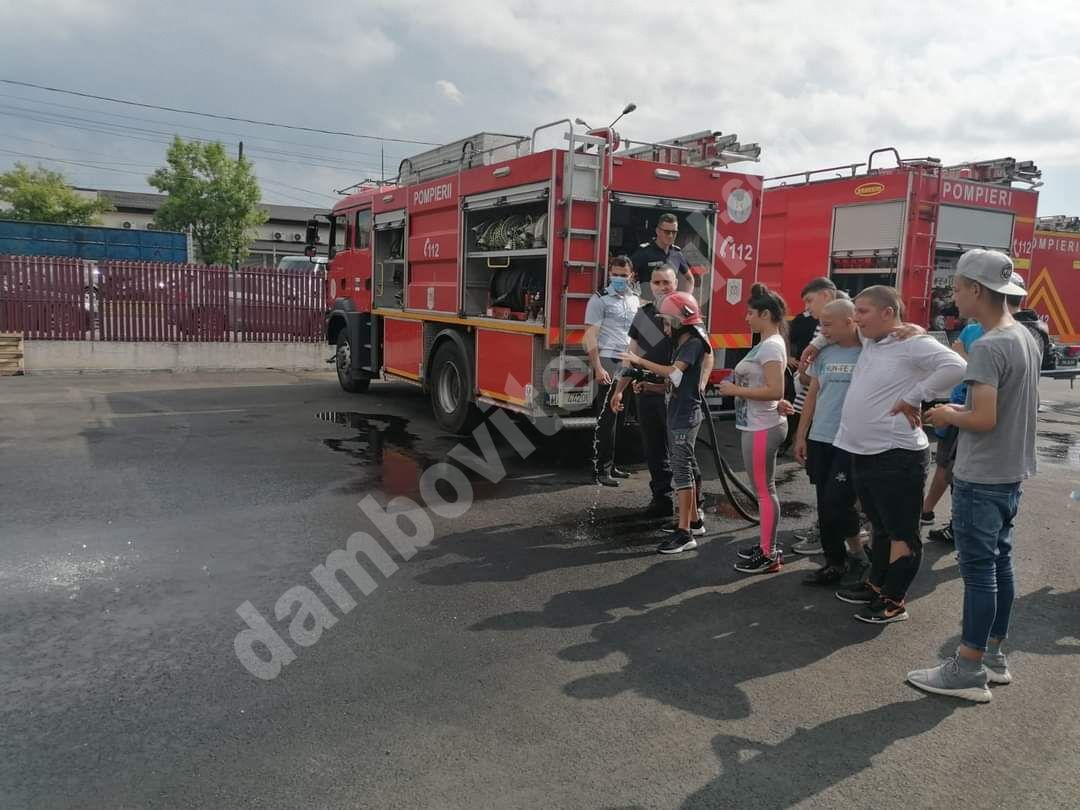 You are currently viewing Tinerii din sistemul de protecție socială dâmbovițean au fost pompieri pentru o zi