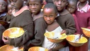 Read more about the article În Madagascar oamenii au ajuns să mănânce lăcuste și noroi. Foametea a atins cote nemaiîntâlnite