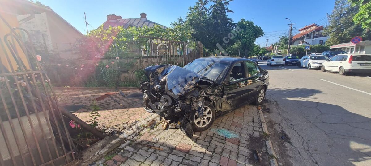 You are currently viewing Scene de groază pe străzile din Târgoviște! Un șofer băut a fugit de polițiști și s-a oprit într-un stâlp!