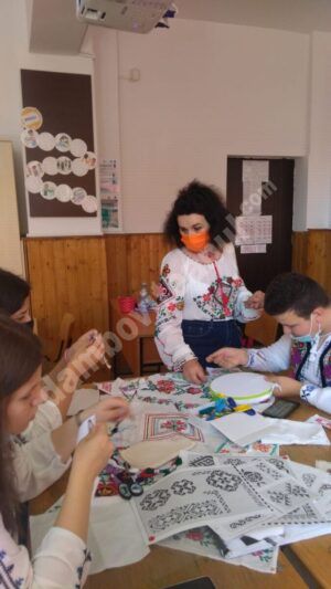 Read more about the article ELEVII COLEGIULUI NAȚIONAL ,,CONSTANTIN CANTACUZINO” DIN TÂRGOVIȘTE PĂSTREAZĂ TRADIȚIILE POPULARE ROMÂNEȘTI